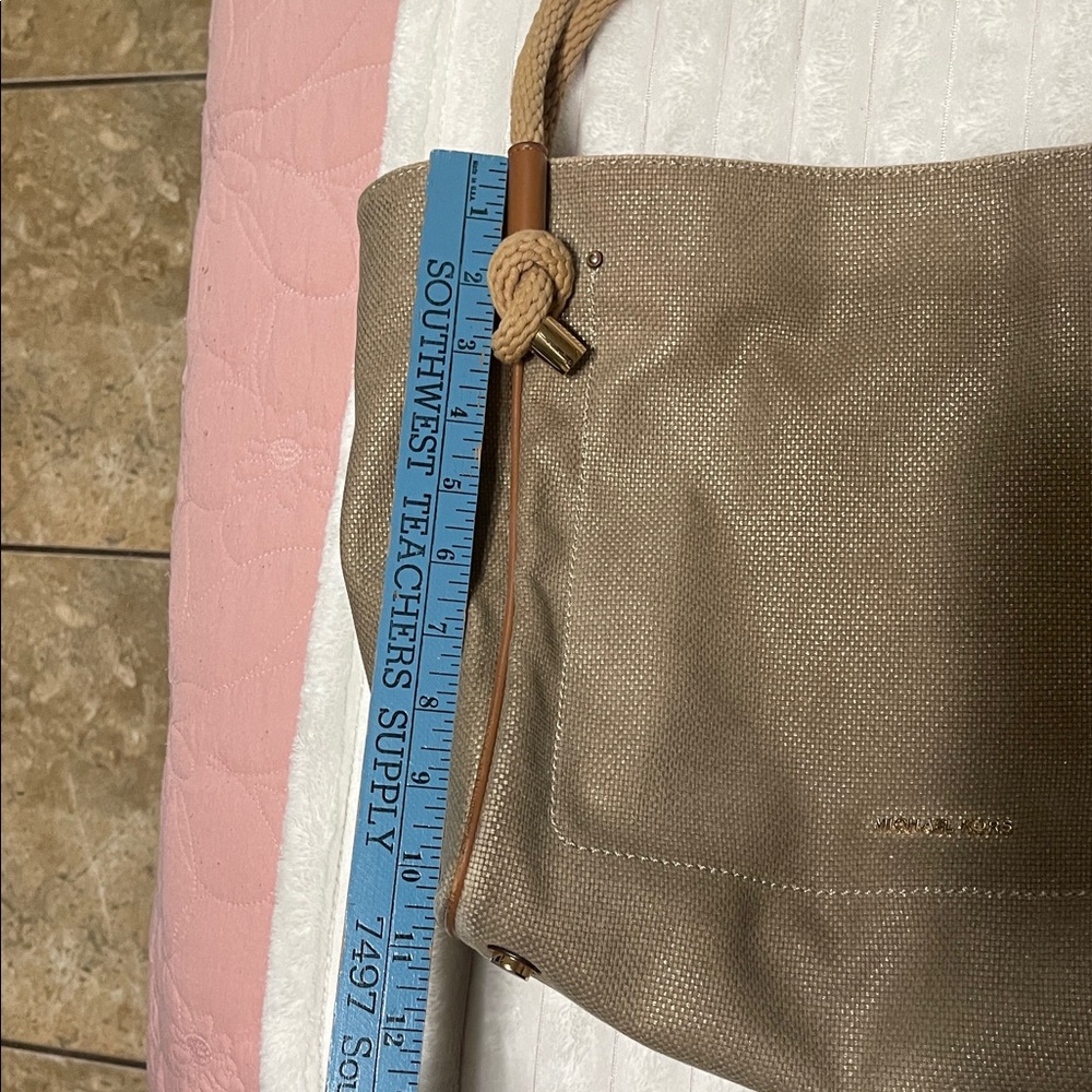 Michael Kors Island Large Grab Bag - Picture 15 of 16